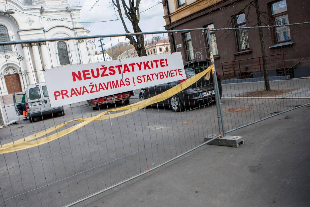 Kelią į Laisvės al. riboja blokai