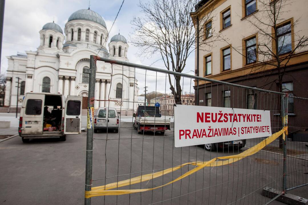 Kelią į Laisvės al. riboja blokai