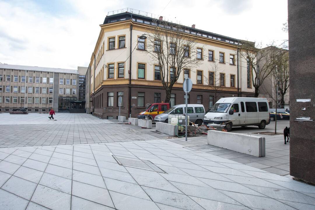 Kelią į Laisvės al. riboja blokai
