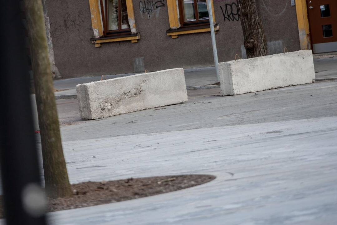 Kelią į Laisvės al. riboja blokai