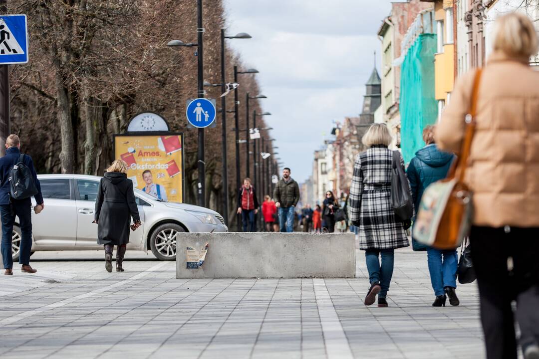 Kelią į Laisvės al. riboja blokai