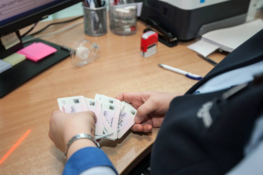 Vairuotojai keičia pažymėjimus
