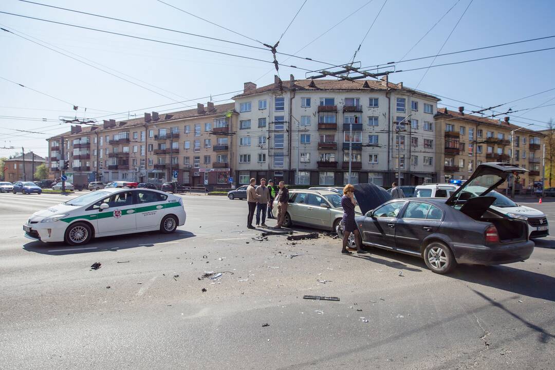 Trijų automobilių avarija Savanorių ir Taikos prospekte