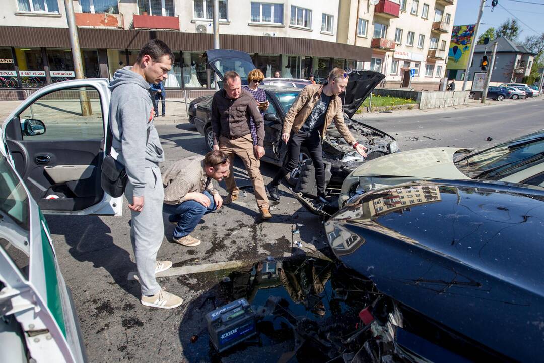 Trijų automobilių avarija Savanorių ir Taikos prospekte