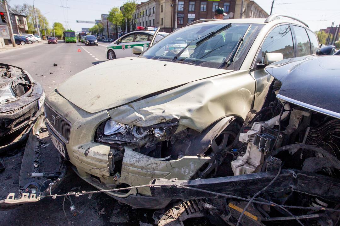 Trijų automobilių avarija Savanorių ir Taikos prospekte