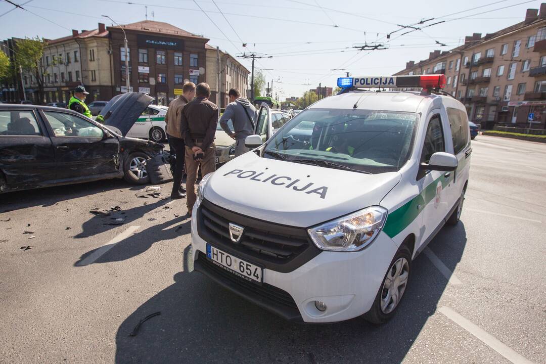 Trijų automobilių avarija Savanorių ir Taikos prospekte