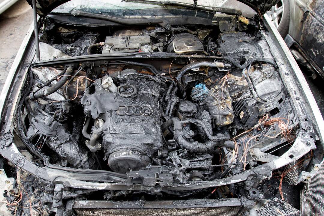 Dubingių gatvėje degė automobiliai