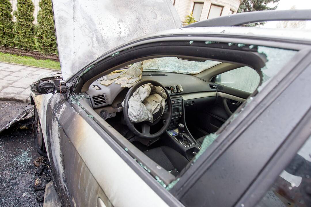 Dubingių gatvėje degė automobiliai