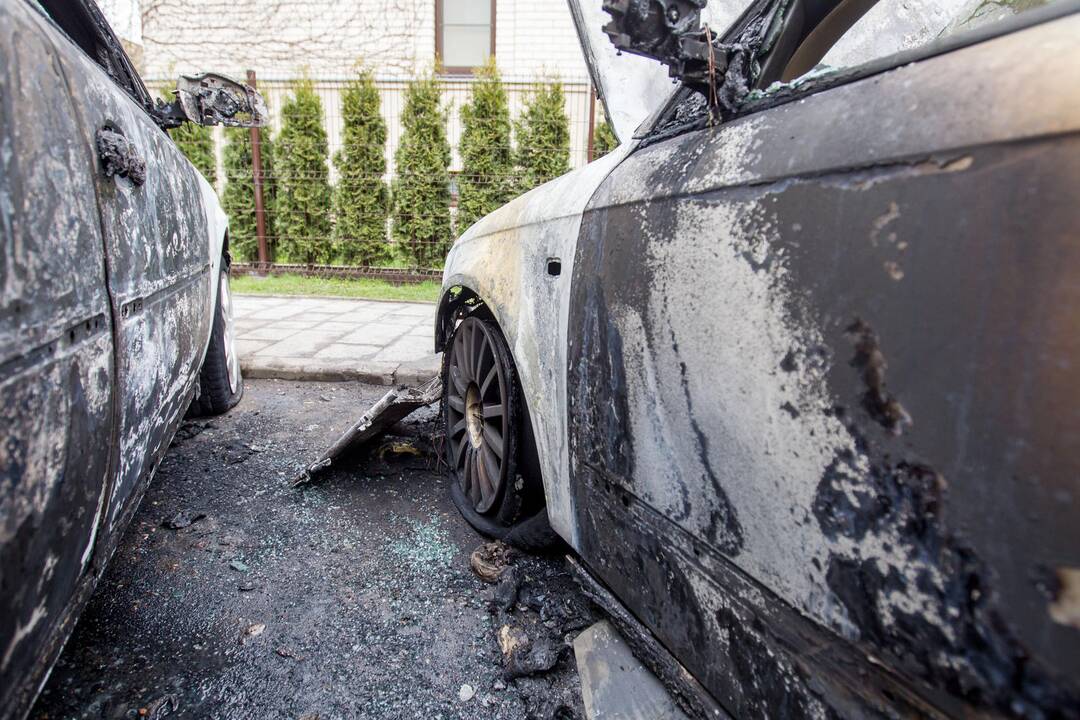 Dubingių gatvėje degė automobiliai