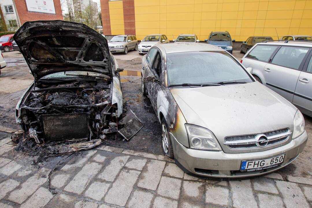 Dubingių gatvėje degė automobiliai