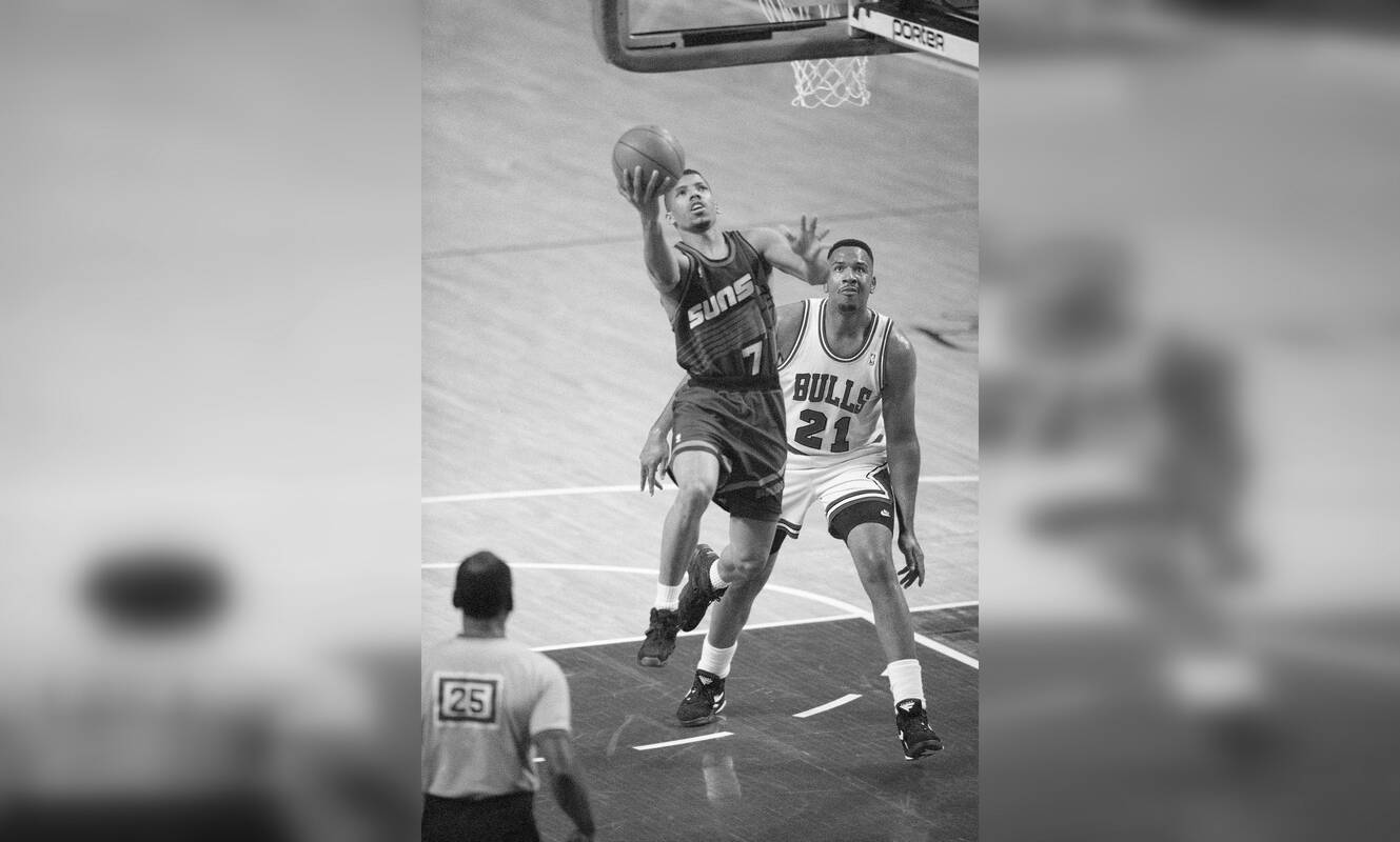 Stacey Kingas 1993 metais, vilkintis 21-uoju numeriu pažymėtus Čikagos „Bulls“ marškinėlius.