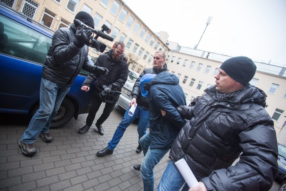 Į teismą atvesti vaiką nužudę įtariamieji