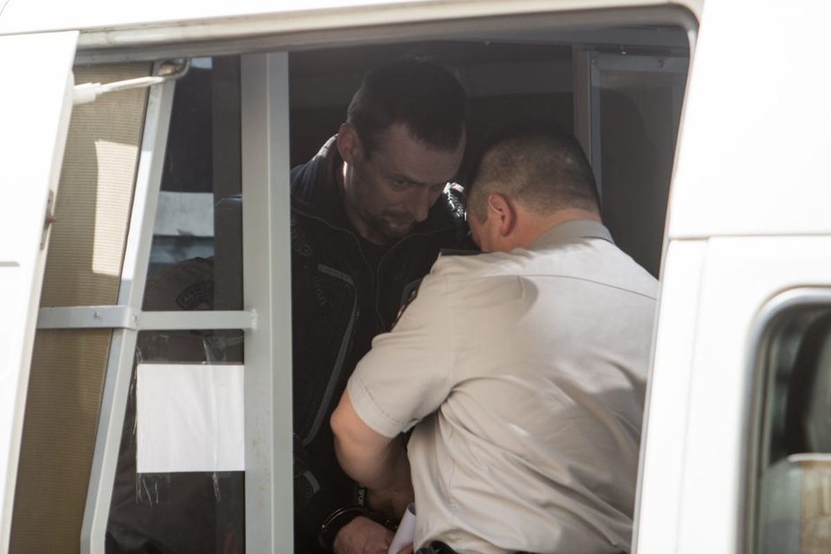 Motociklininkas Igoris Varaksinas atvežtas į teismą