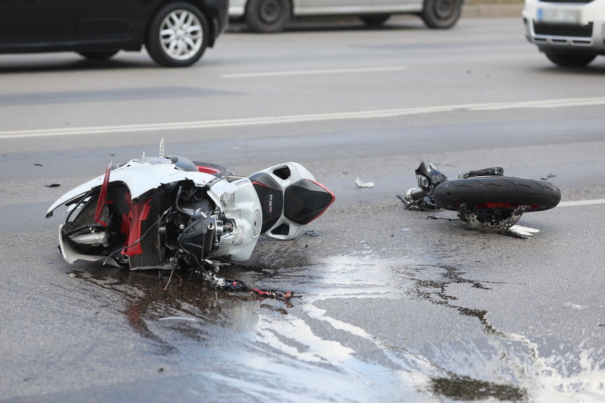 Avarija Panevėžio rajone baigėsi tragiškai: motociklininkas neišgyveno, keleivė – ligoninėje