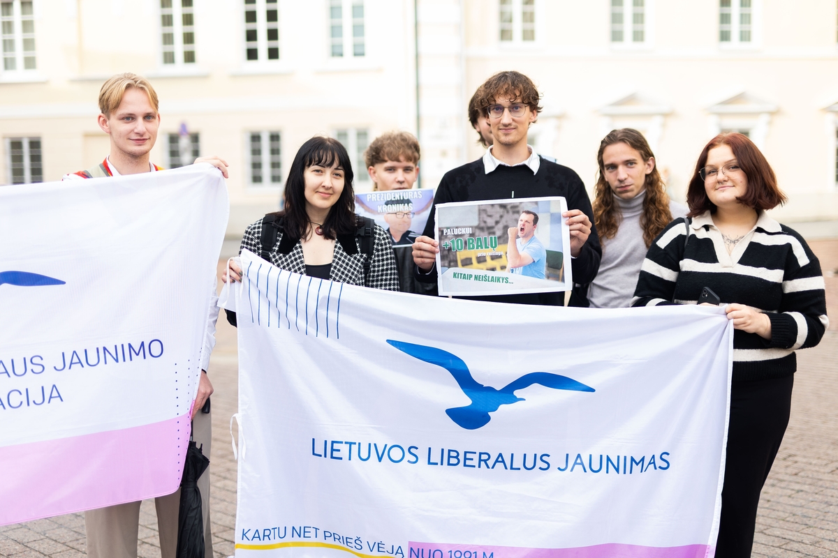 Simono Daukanto aikštėje surengtas protestas „Prezidente, kur Jūsų stuburas?“