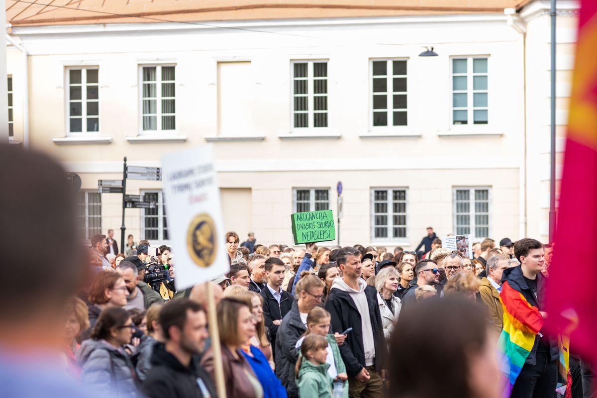 Simono Daukanto aikštėje surengtas protestas „Prezidente, kur Jūsų stuburas?“