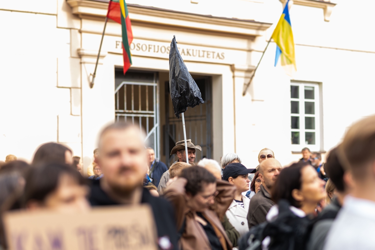 Simono Daukanto aikštėje surengtas protestas „Prezidente, kur Jūsų stuburas?“