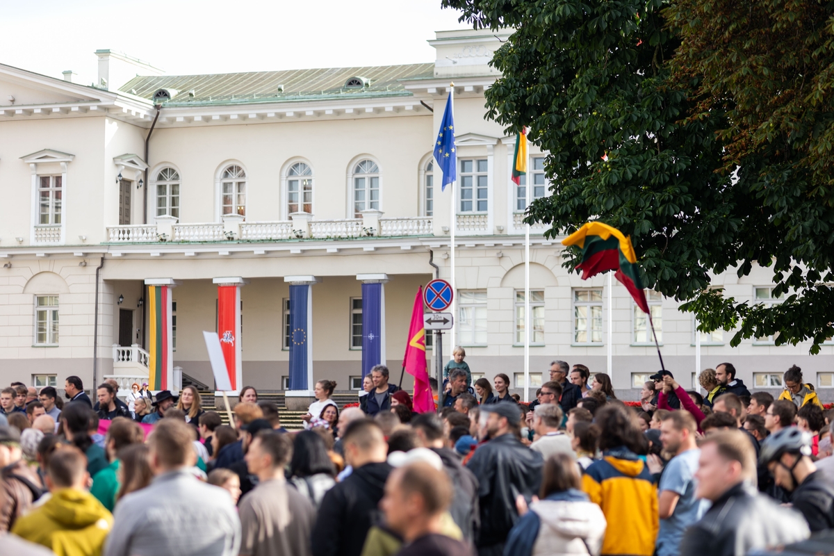 Simono Daukanto aikštėje surengtas protestas „Prezidente, kur Jūsų stuburas?“