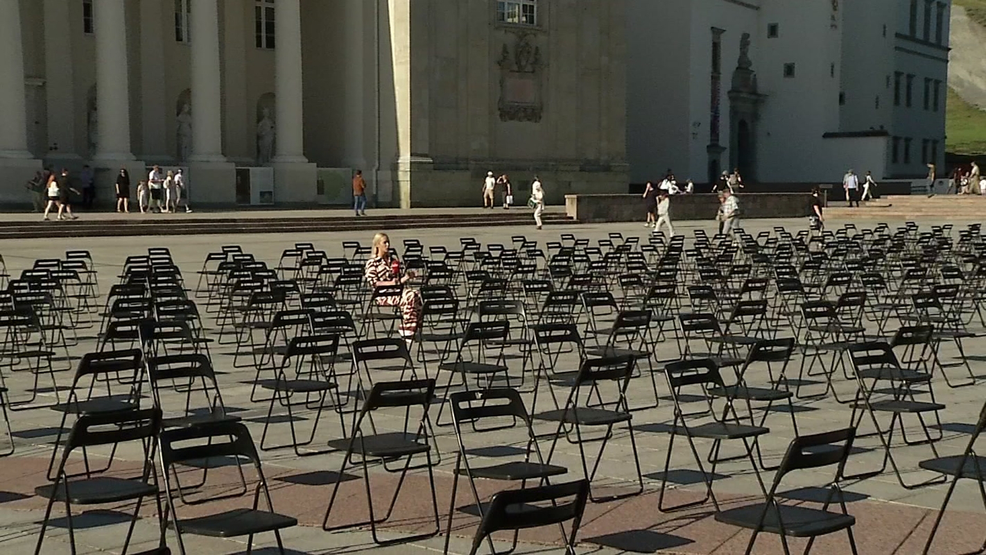 500 tuščių kėdžių kvietė ne tik prisėsti: tai – jautri žinutė