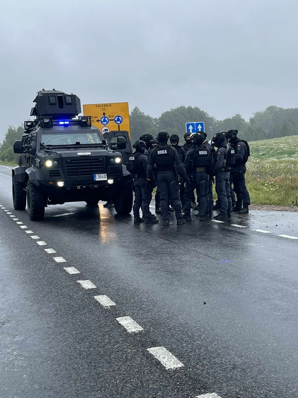 Šaudynės Alytaus rajone: užsidegė bėglio ir policijos automobiliai