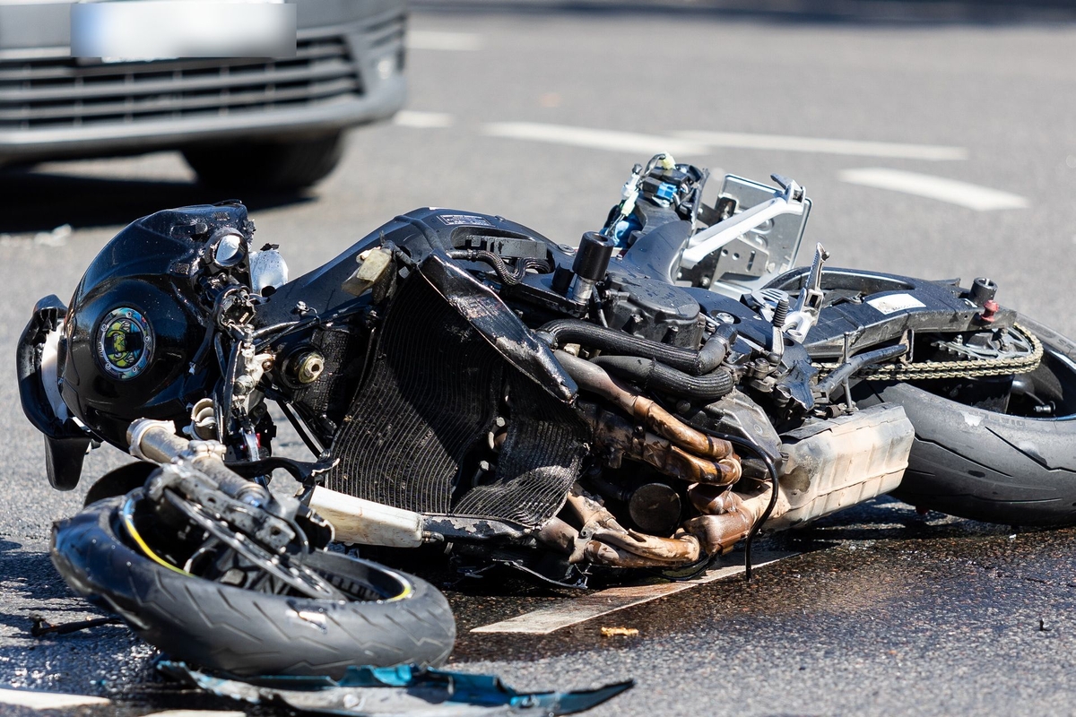 Paauglio vairuojamas motociklas rėžėsi į dviračiu važiavusią senjorę ir tai – dar ne viskas