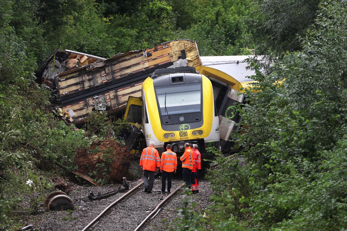 Traukinys Vokietijoje nuvažiavo nuo bėgių, manoma, dėl persipildžiusios kanalizacijos