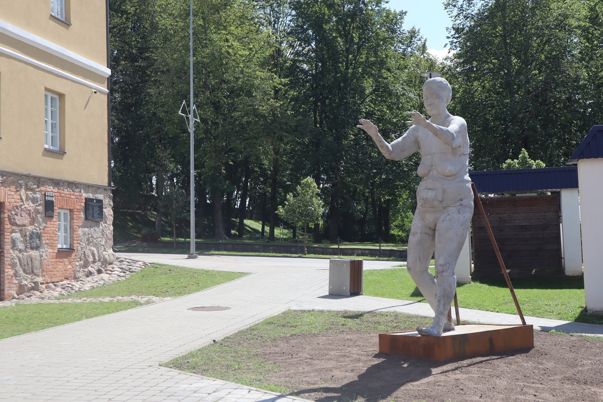 Zarasuose atidengta du kartus apgadinta Mykolo Saukos skulptūra