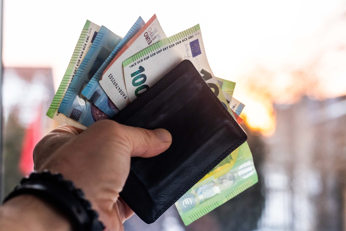 Kokius darbus dirbantiems labiausiai auga alga?