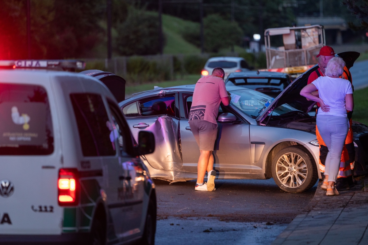 Marijampolės sankryžoje neišsiteko „Volkswagen Golf“ ir BMW: nukentėjo žmogus