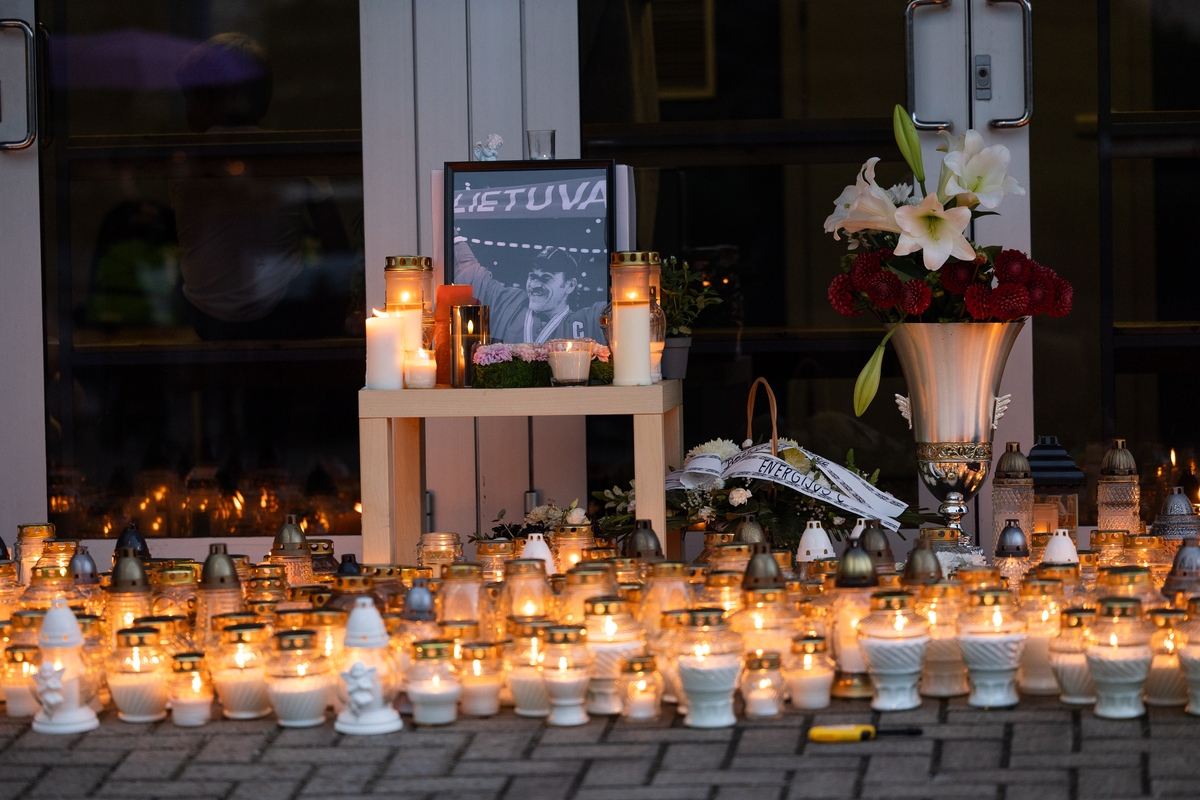 Atsisveikinimas su ledo ritulio legenda Mindaugu Kieru 