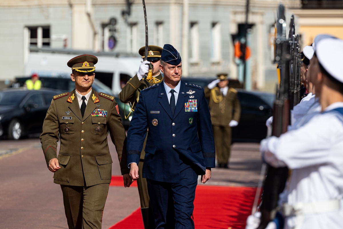 Prezidentas NATO generolui akcentavo būtinybę turėti nuosekliai veikiančią rotacinę oro gynybą