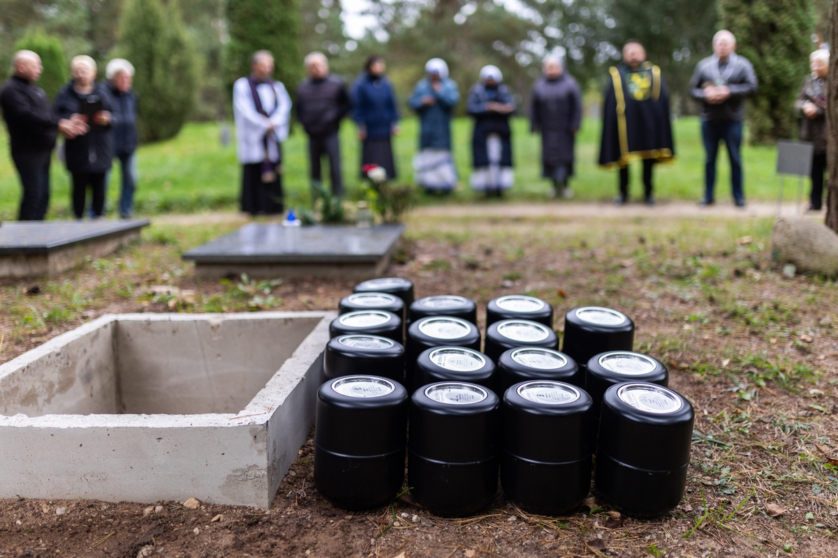 Karveliškių kapinėse vyko 17-os vienišų Vilniaus mieste mirusių asmenų laidotuvės