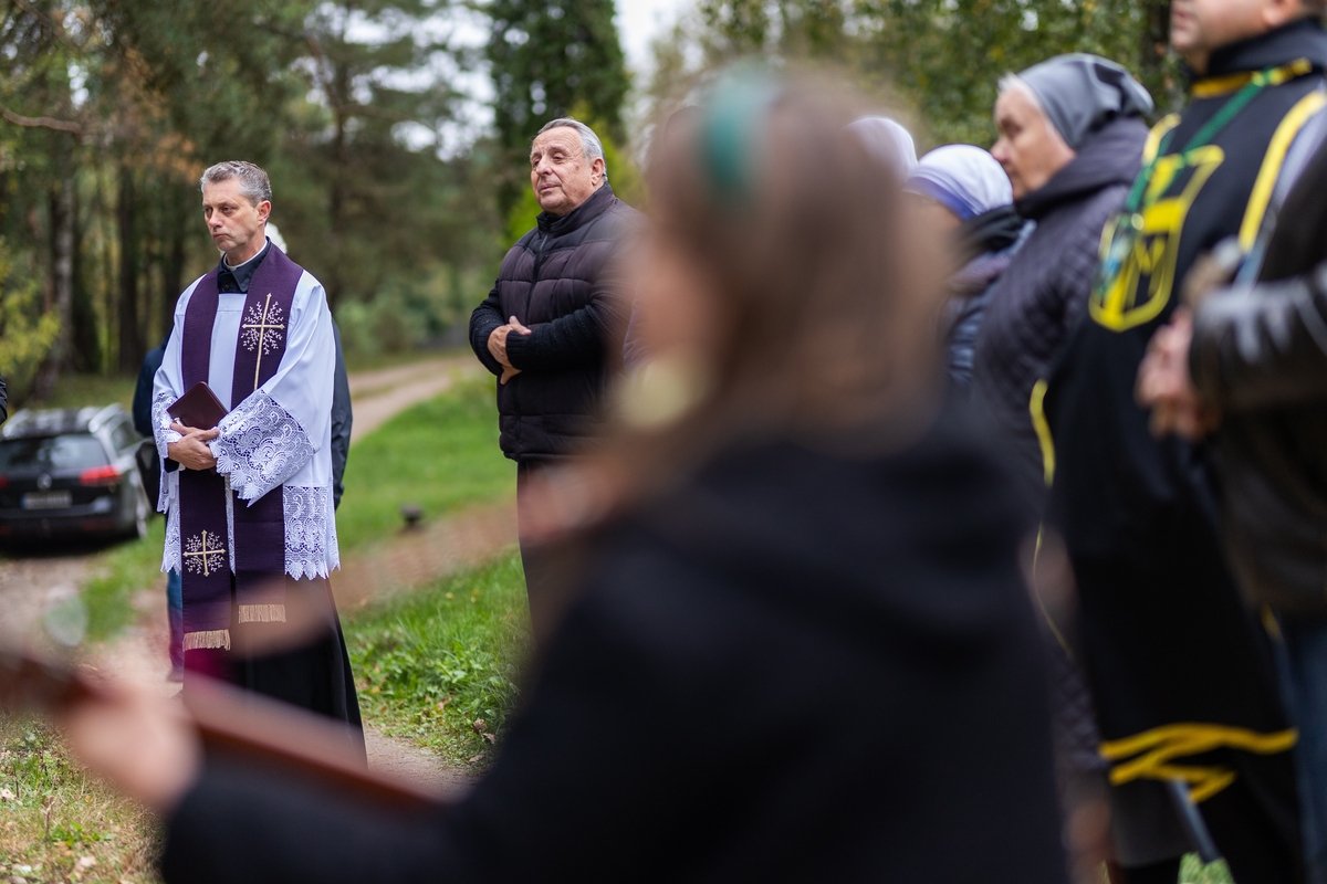 Karveliškių kapinėse vyko 17-os vienišų Vilniaus mieste mirusių asmenų laidotuvės
