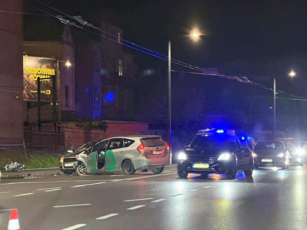 Avarija Kauno centre: „Bolt“ automobilis susidūrė su „Opel“