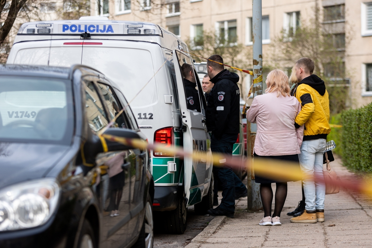 Vilniuje žuvo pro daugiabučio balkoną iškritęs vyras