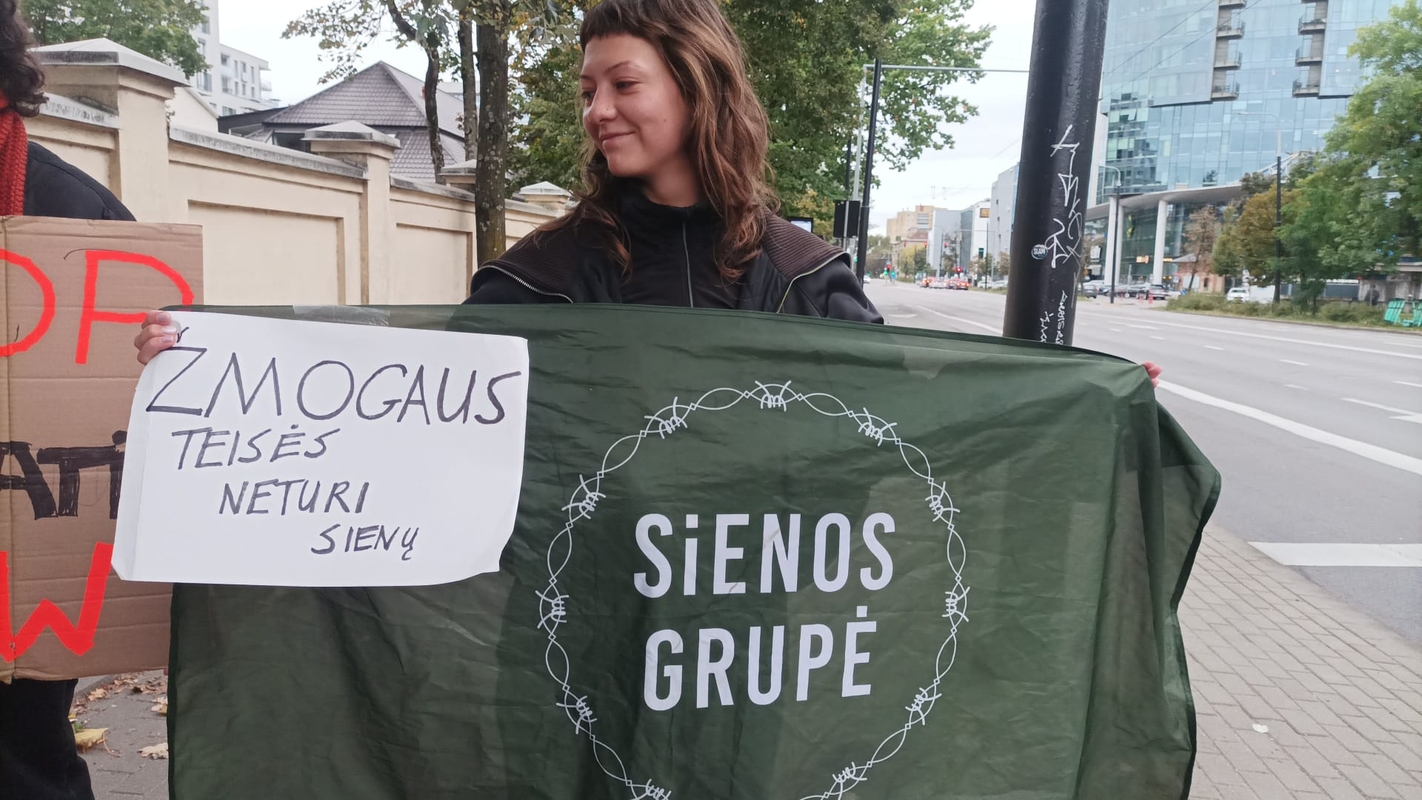 Prie VSAT vyko protestas dėl irakiečių deportacijos: ragina nesiųsti užsieniečių iš Lietuvos 