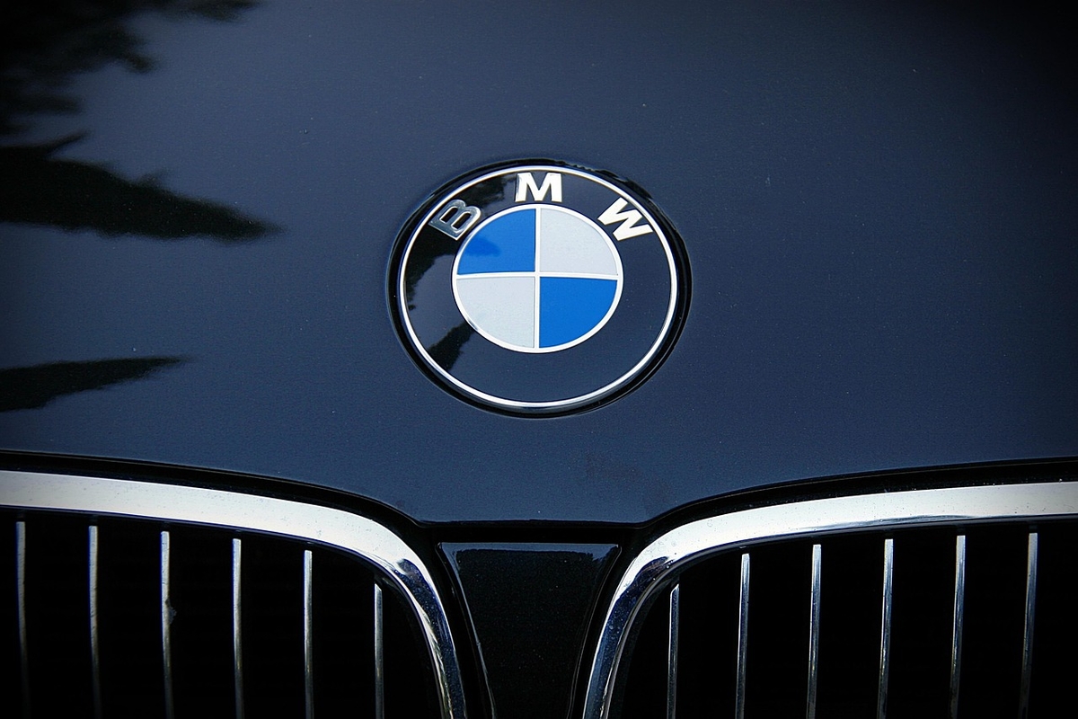 BMW visame pasaulyje atšaukia šimtus tūkstančių automobilių