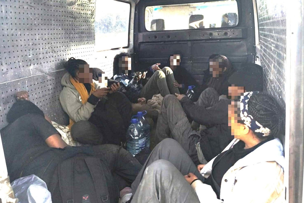 Kauno rajone sulaikytas autobusiukas, krovinių skyriuje prigrūstas neteisėtų migrantų