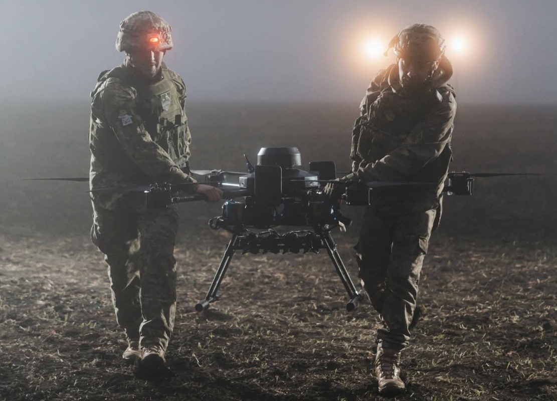 Ukrainiečiai raketa smogė Rusijos gamyklai, FPV dronu numušė sraigtasparnį