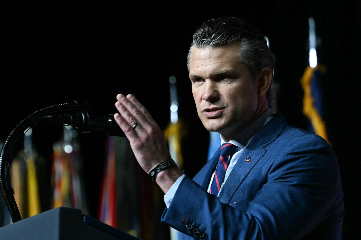 Hegsethas kariuomenės vadams: reikia išspręsti dešimtmečius trukusio nuosmukio problemą