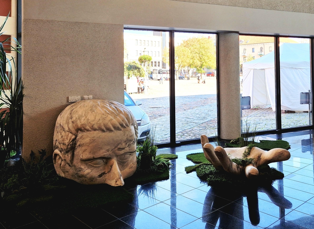 Vaizdas: prasidėjus naujam teatro sezonui, teatro pirmame aukšte atsirado neįprasta dekoracija.