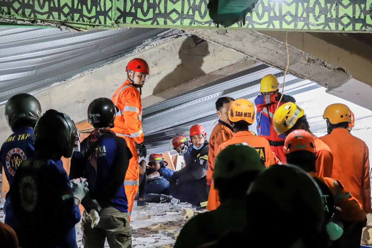 Indonezijoje sugriuvus mokyklos pastatui tebėra dingę dešimtys žmonių