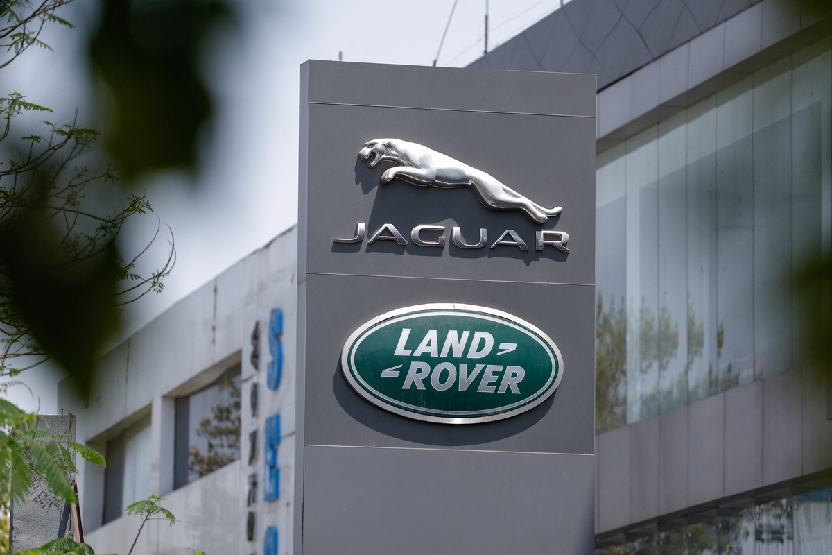 Nuo kibernetinės atakos nukentėjusi „Jaguar Land Rover“ gamybą stabdo ilgesniam laikui