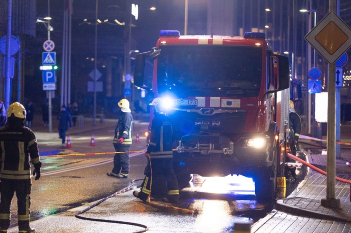 Vilniuje atvira liepsna dega namas, apie nukentėjusiuosius nepranešama