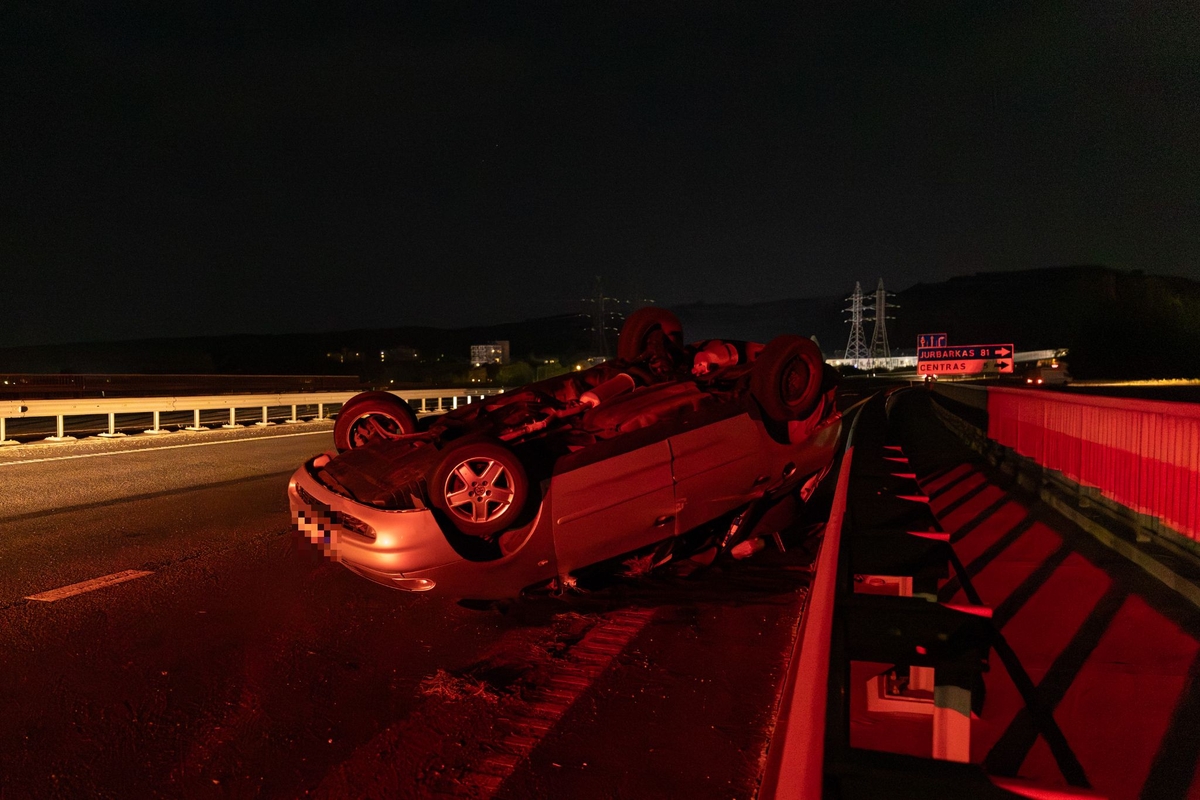 Ant Lampėdžių tilto – apvirtęs automobilis