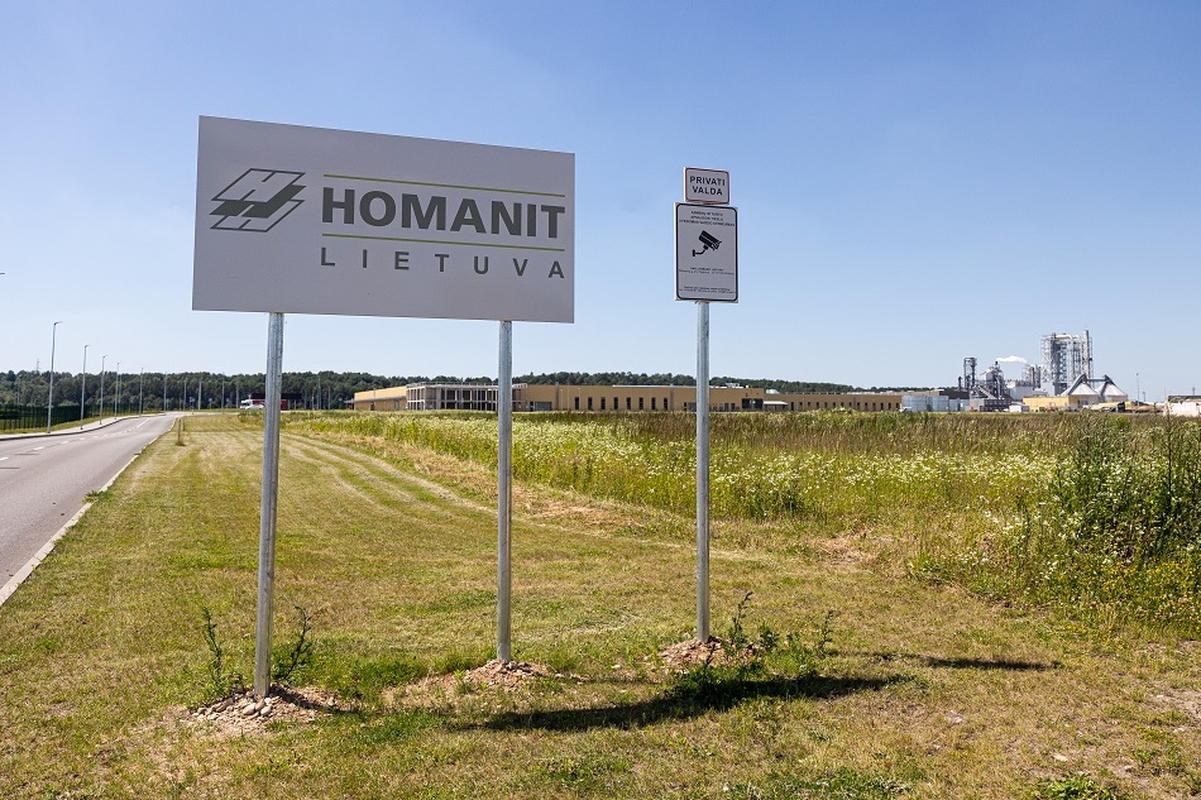 Aplinkosaugininkai dėl incidento gamykloje „Homanit Lietuva“: pažeidė reikalavimus