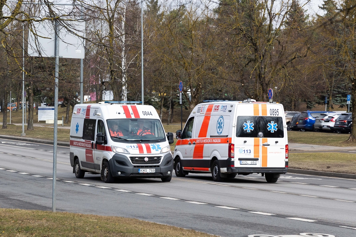 Kaune pasipylė nelaimės darbe: vidurdienį specialiosios tarnybos lėkė ir į Jonavos gatvę