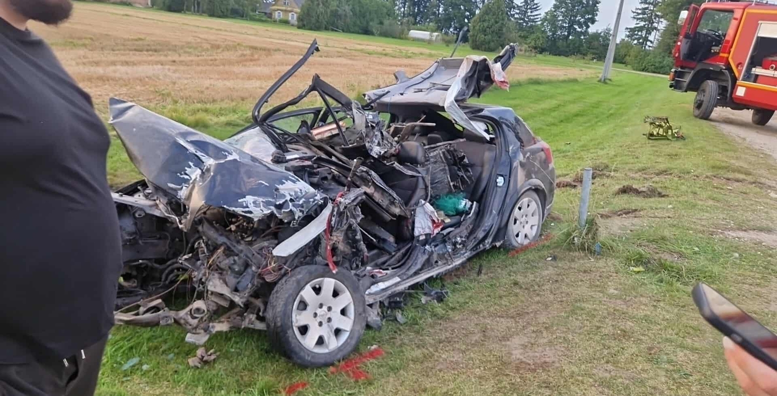 Remontuojamame kelio ruože – girto „VW Golf“ vairuotojo smūgis į kombainą