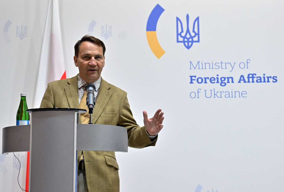 Sikorskis: Putinas užbaigs karą Ukrainoje tik pripažinęs, kad negali jo laimėti
