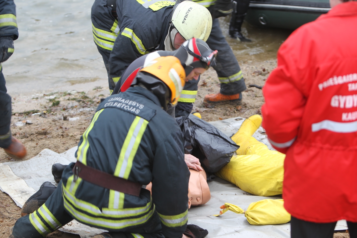 Žaibiška ugniagesių reakcija: nėrė nelaukdami narų